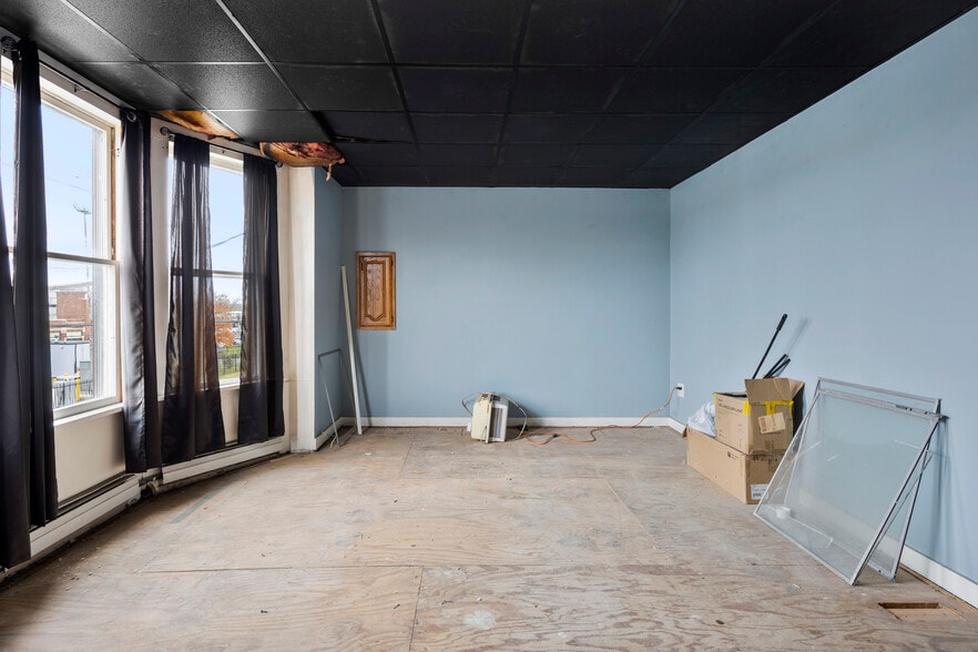 More Photos Of 1118 Broadway, Albany Bar For Sale