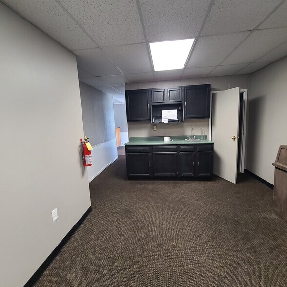 More Photos Of 433 Council Dr, Fort Wayne Flex For Lease