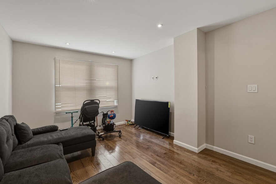 More Photos Of 150 N Delaware Ave, Lindenhurst Storefront Retail Residential For Sale