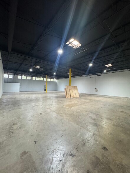 More Photos Of 16401-16413 NW 8th Ave, Miami Distribution For Lease
