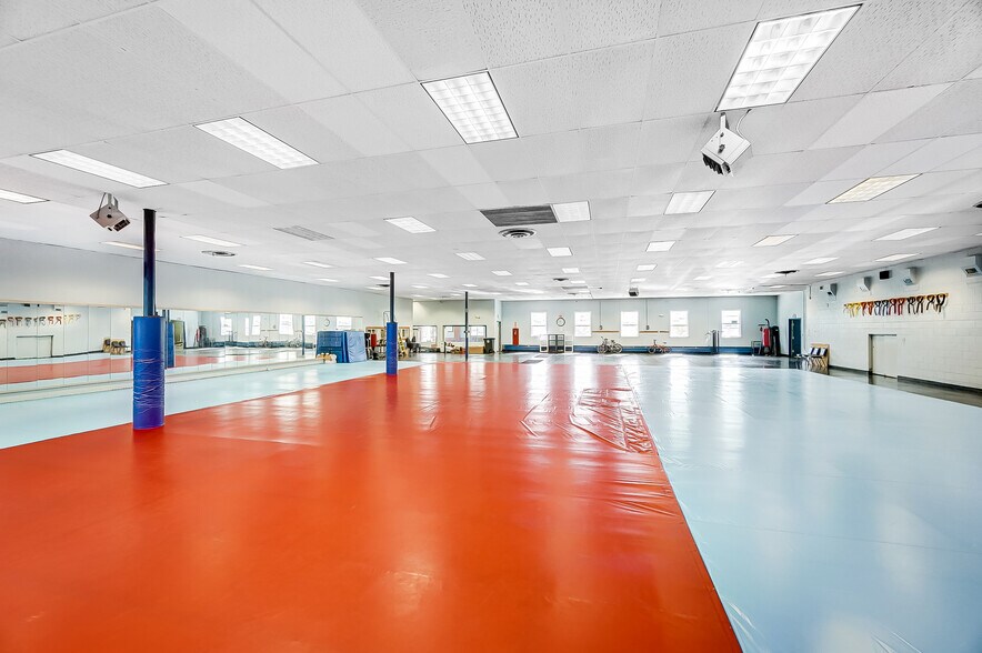 More Photos Of 20 Iron Gate Park Dr, Centerville Storefront Retail Office For Lease