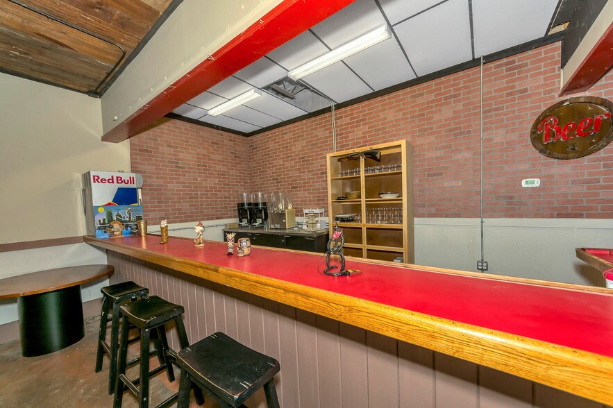 More Photos Of 2001 S Austin Ave, Denison Light Distribution For Lease