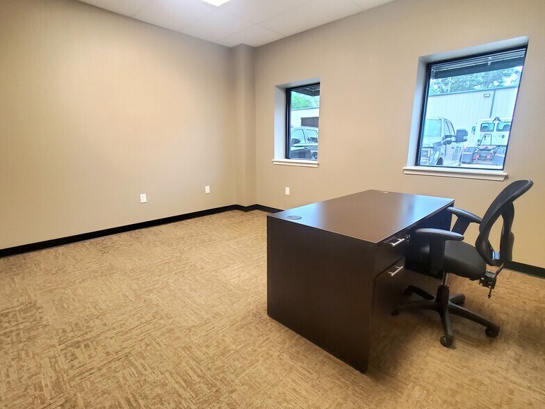 More Photos Of 2418 N Frazier St, Conroe Light Manufacturing For Lease