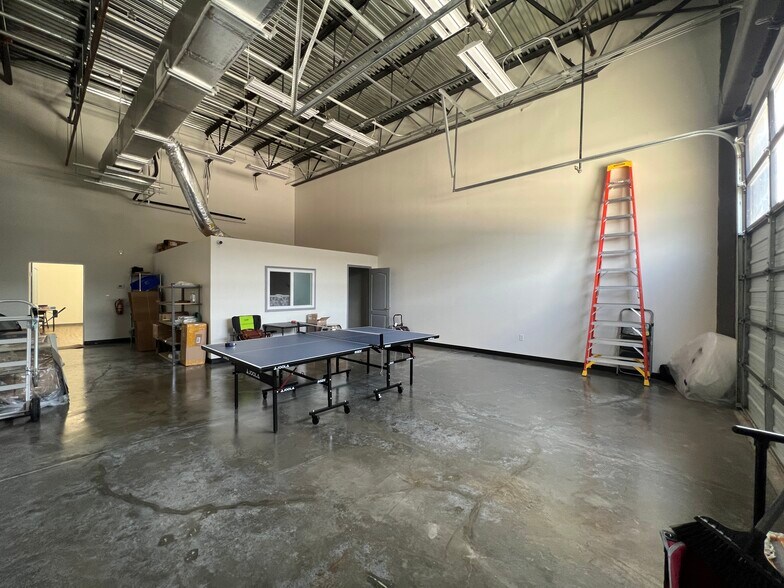 More Photos Of 4227 S Main St, Stafford Showroom For Lease
