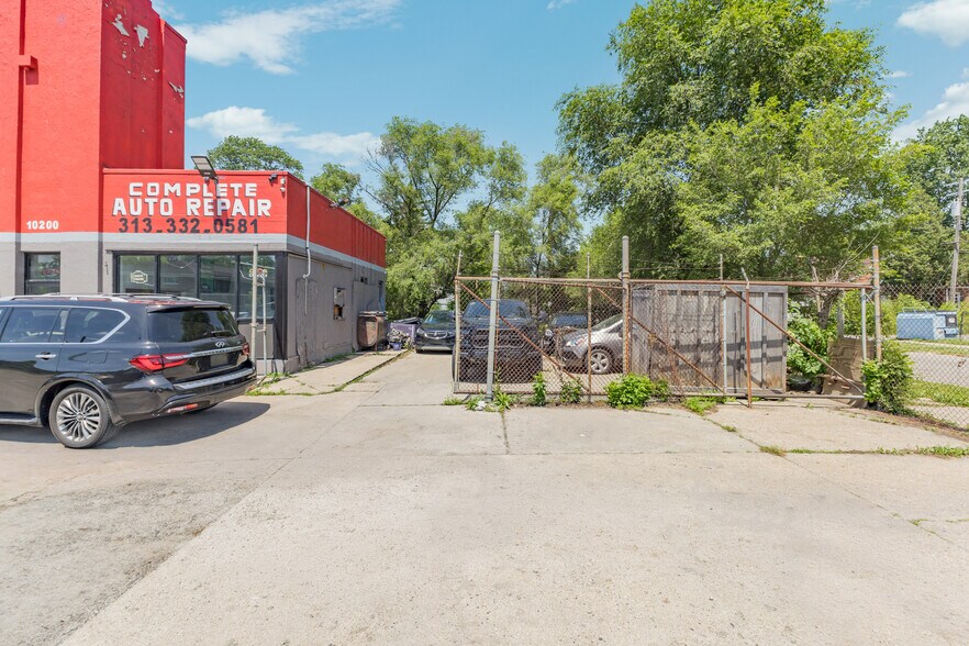 More Photos Of 10200 Whittier, Detroit Auto Repair For Lease