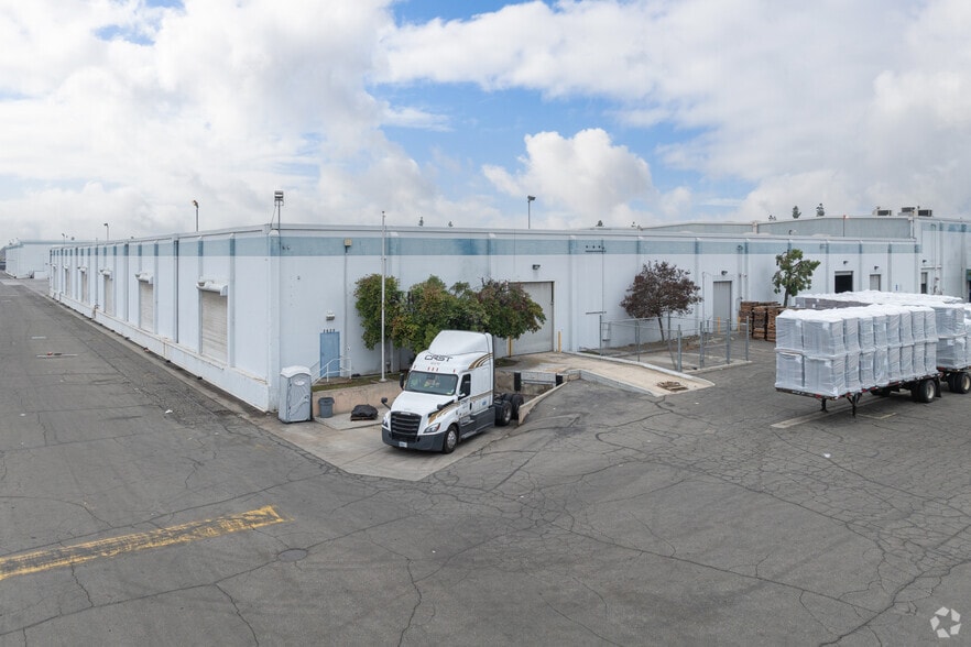 More Photos Of 2626 S Maple Ave, Fresno Distribution For Lease