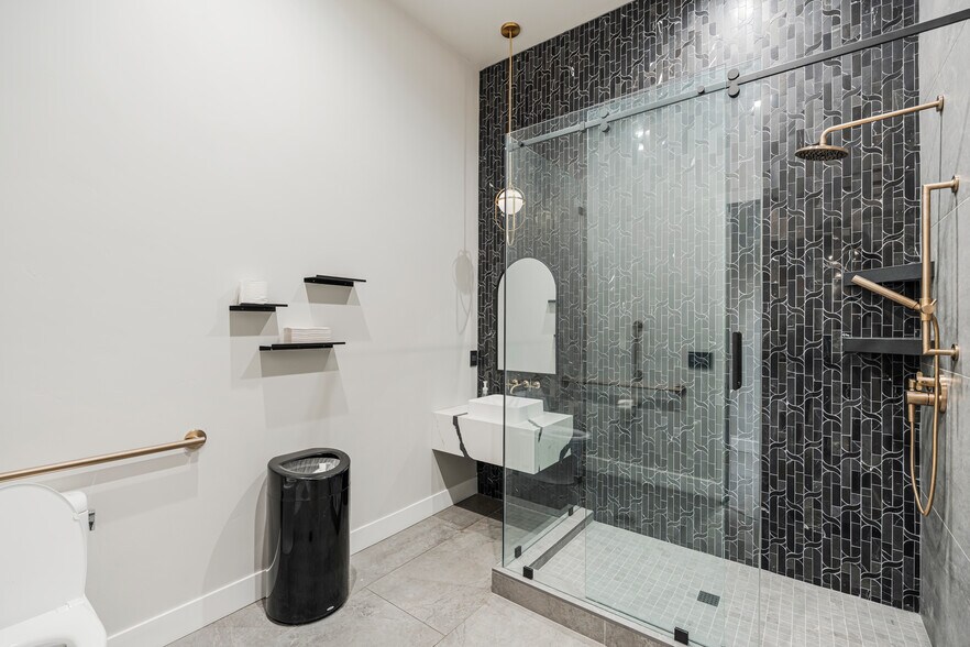 More Photos Of 565 SW Tamarack Ct, Redmond Warehouse For Lease