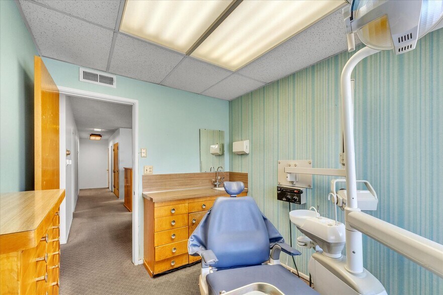 More Photos Of 18032 Ventura Blvd, Encino Medical For Lease