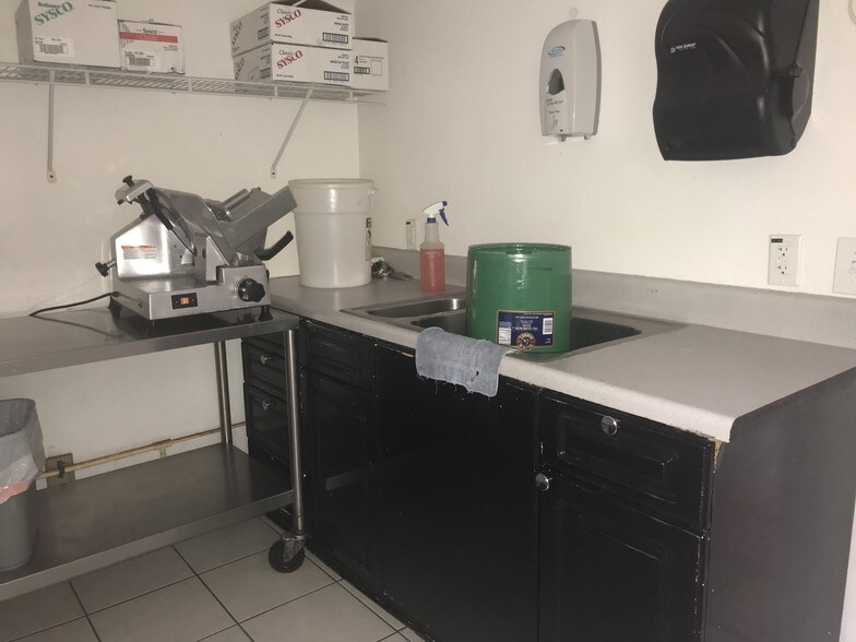 More Photos Of 410 Broad St, Brooksville Freestanding For Lease