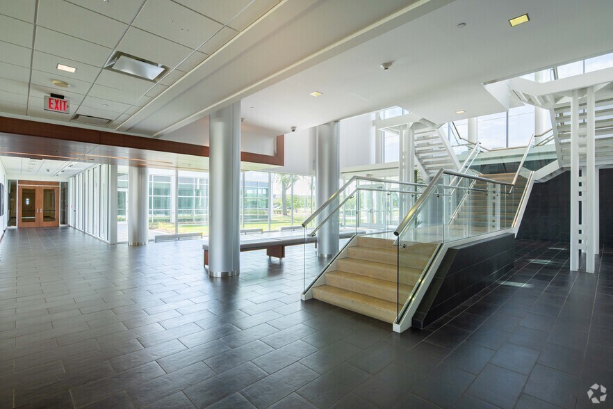 More Photos Of 540 W Northwest Hwy, Barrington Unknown For Lease