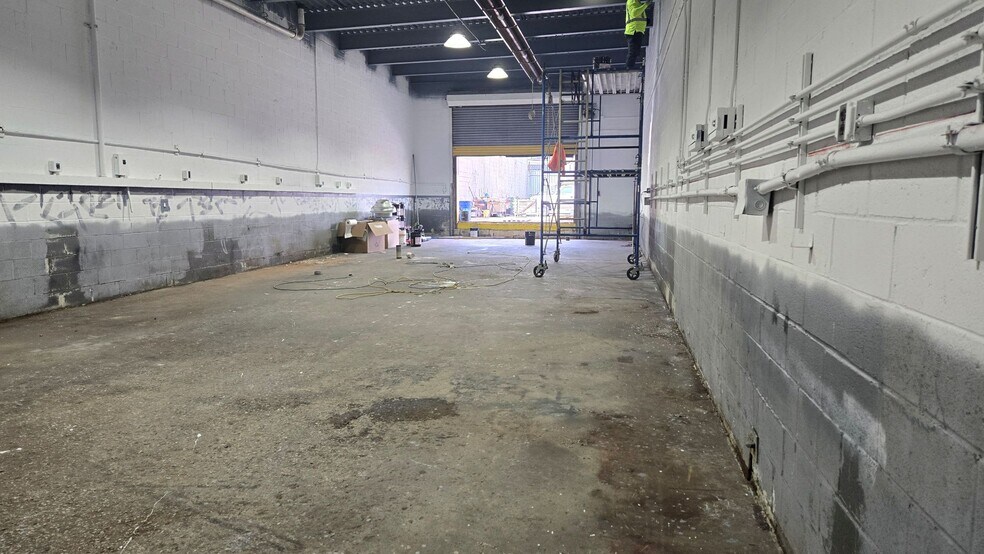 More Photos Of 3722 10th St, Long Island City Distribution For Lease