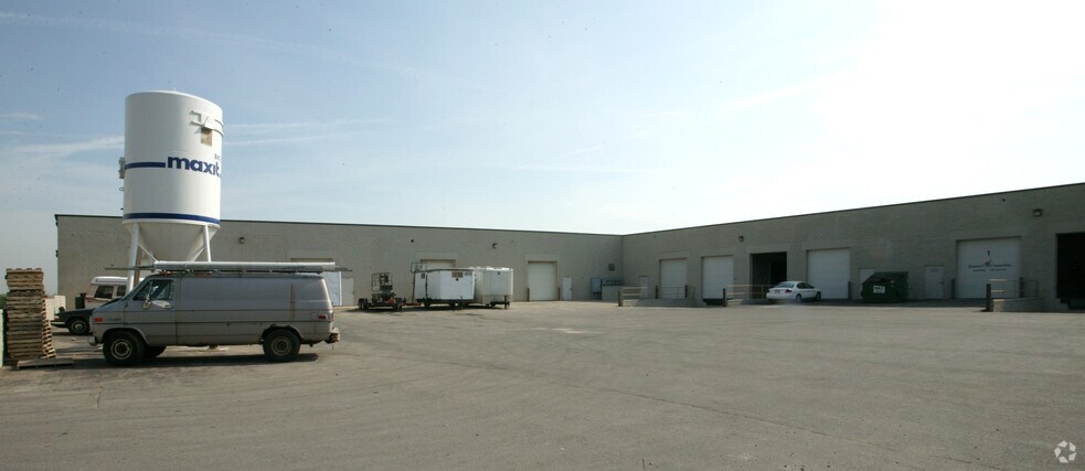 More Photos Of 301 Commerce St, Waukesha Distribution For Lease