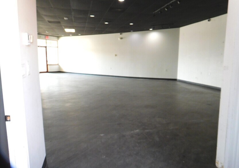 More Photos Of 2405 Essington Rd, Joliet General Retail For Lease