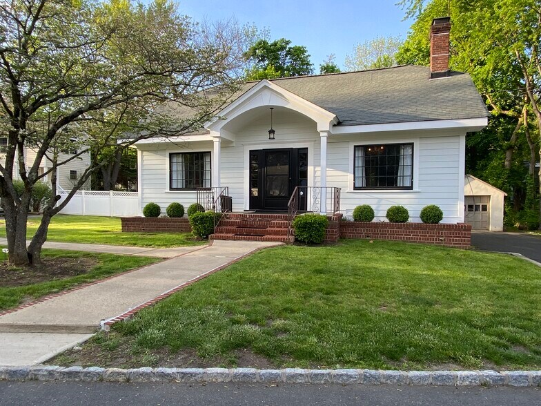 More Photos Of 27 Mine Mount Rd, Bernardsville Freestanding For Lease