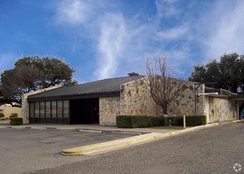 More Photos Of 3833 50th St, Lubbock Freestanding For Lease
