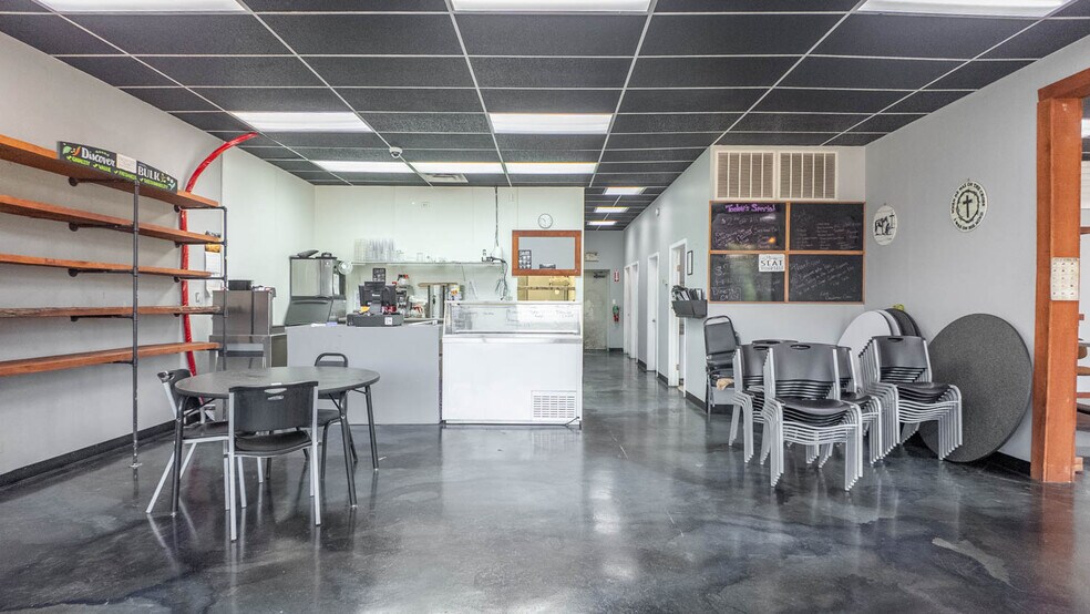 More Photos Of 746 US-63 Hwy, Mammoth Spring General Retail For Sale