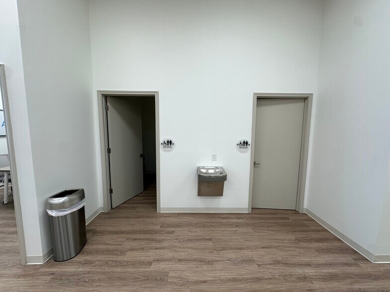 More Photos Of 7910 W Grand Parkway S, Richmond Storefront Retail Office For Lease