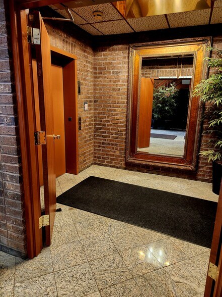 More Photos Of 450 Maple Ave E, Vienna Unknown For Lease