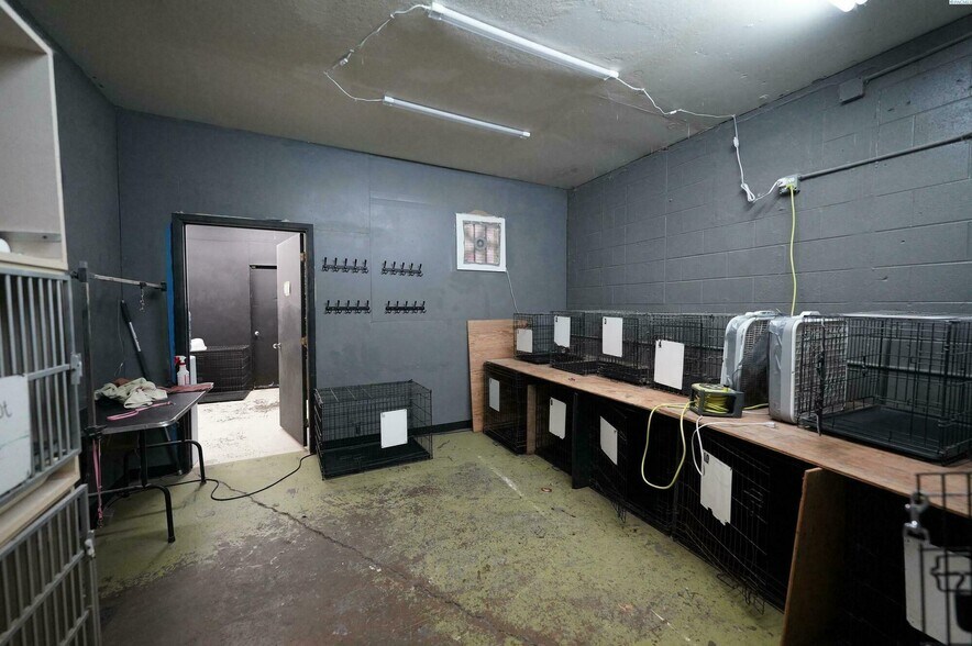 More Photos Of 360 S Grand Ave, Pullman Storefront For Sale