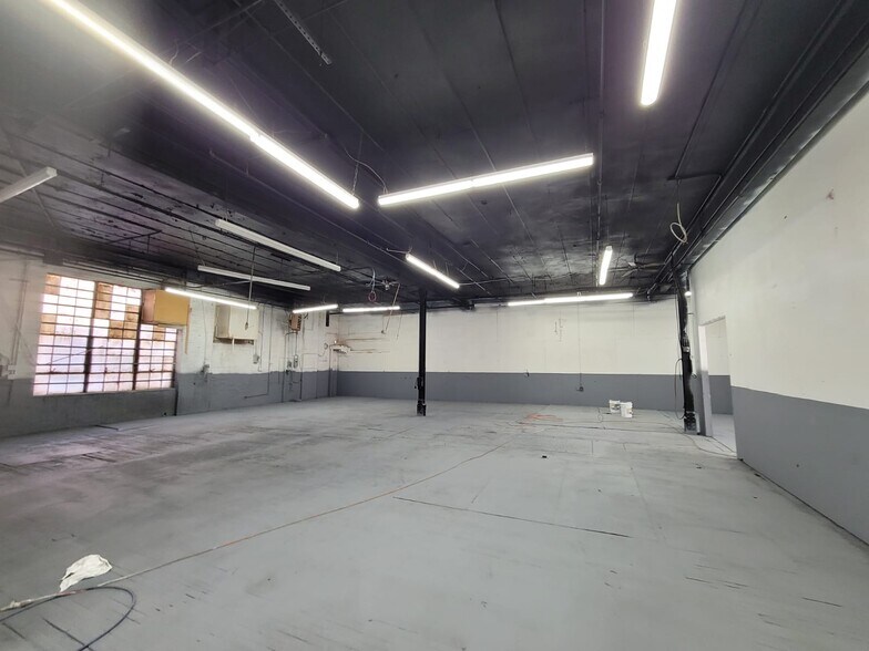 More Photos Of 830 Barry St, Bronx Warehouse For Lease