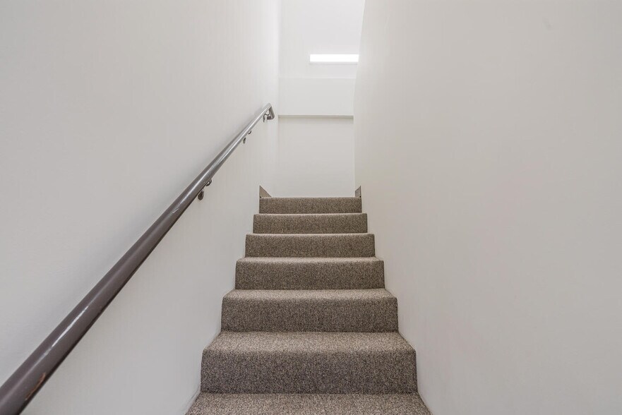 More Photos Of 4572 Telephone Rd, Ventura Warehouse For Lease