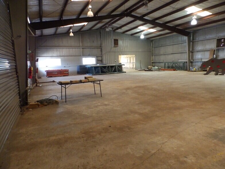 More Photos Of 2005 Tile Factory Rd, Palestine Manufacturing For Lease