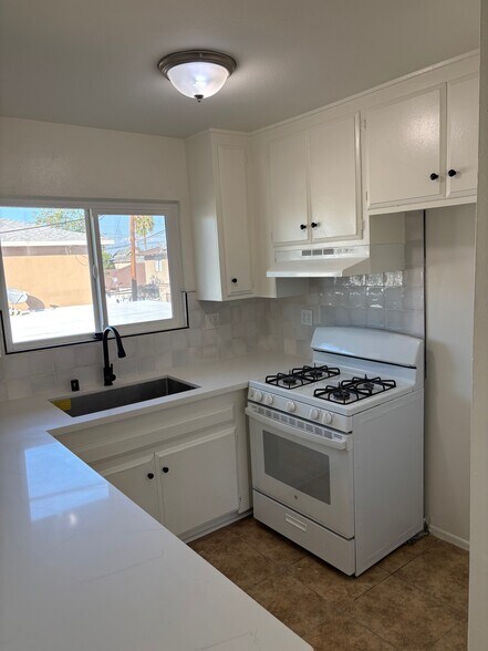 More Photos Of 1521 E Canfield Ln, Anaheim Apartments For Sale