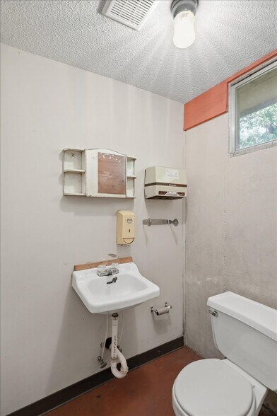 More Photos Of 1077 Duncan Dr, Edwards General Retail For Sale