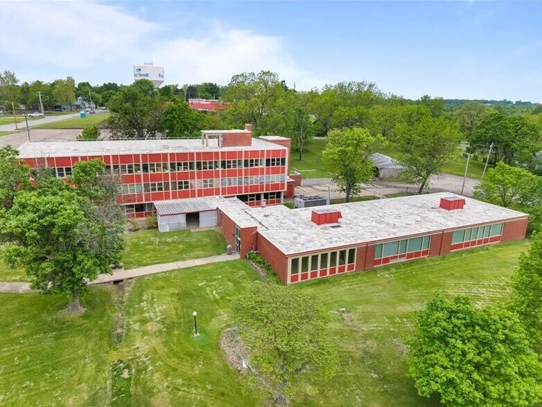 Primary Photo Of 810 Burke St, Fort Scott Office For Sale