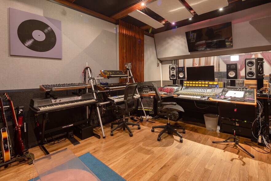 More Photos Of 1441 N McCadden Pl, Los Angeles Showroom For Sale