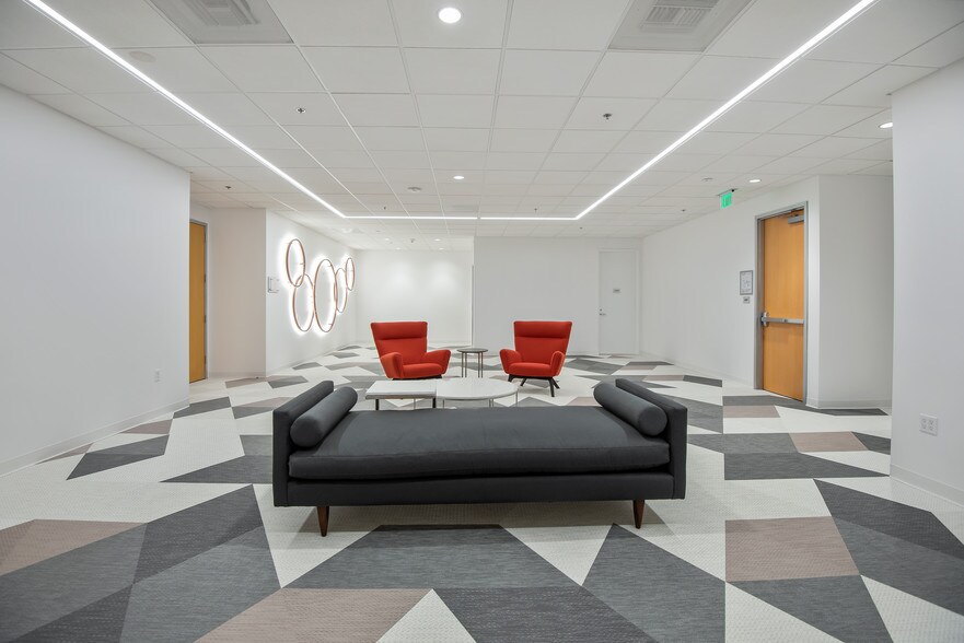 More Photos Of 5601 Lindero Canyon Rd, Westlake Village Office For Lease