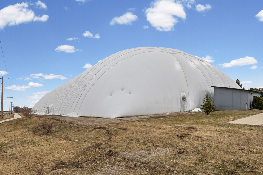 More Photos Of 901 Cannon Rd S, Dundas Sports And Entertainment For Sale