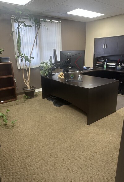 More Photos Of 1307 Albion Ave, Fairmont Office For Lease