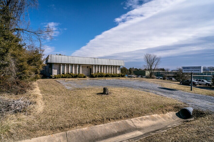 More Photos Of 52 Mid Valley Ln, Verona Warehouse For Lease