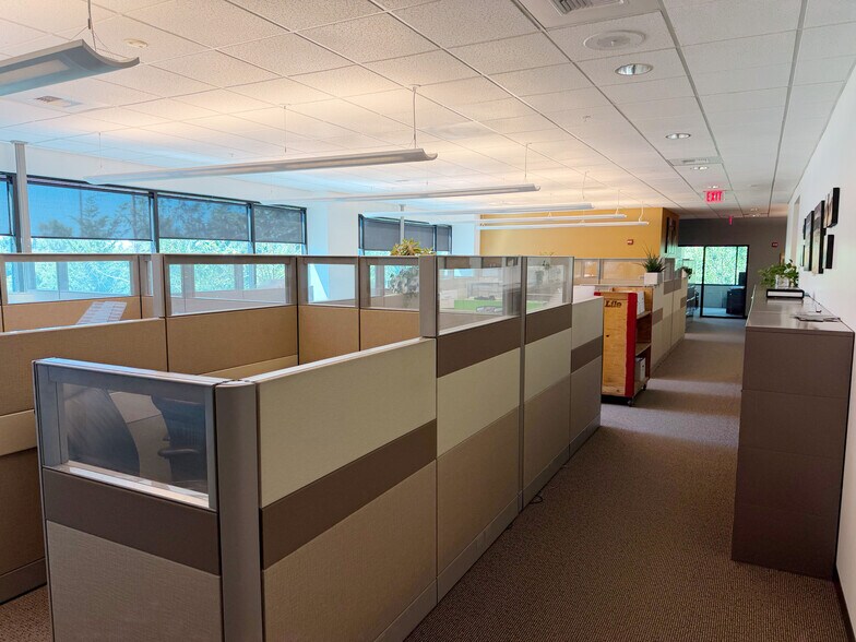 More Photos Of 8060 SW Pfaffle St, Tigard Office For Sale