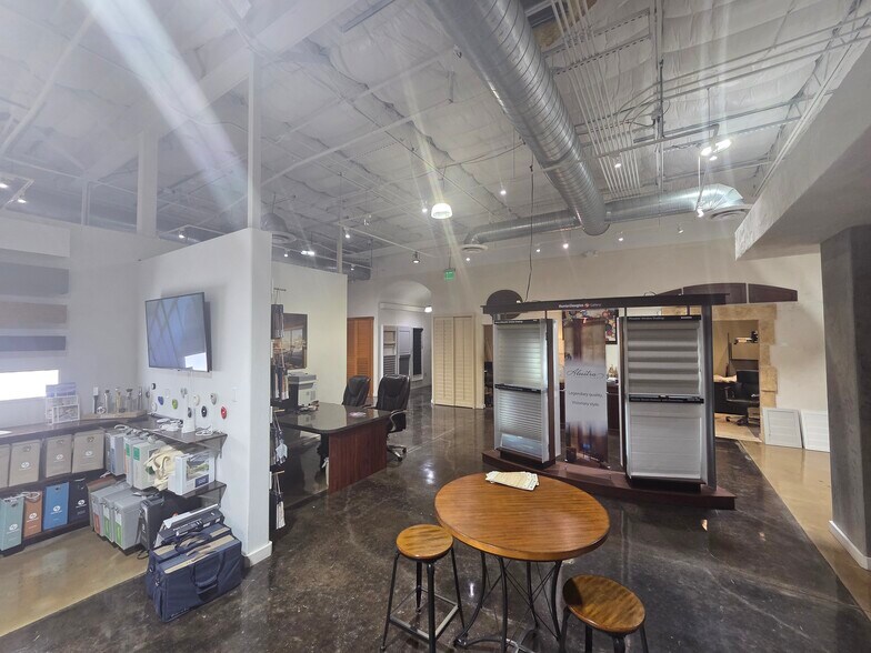 More Photos Of 16151 College Oak Dr, San Antonio Showroom For Sale