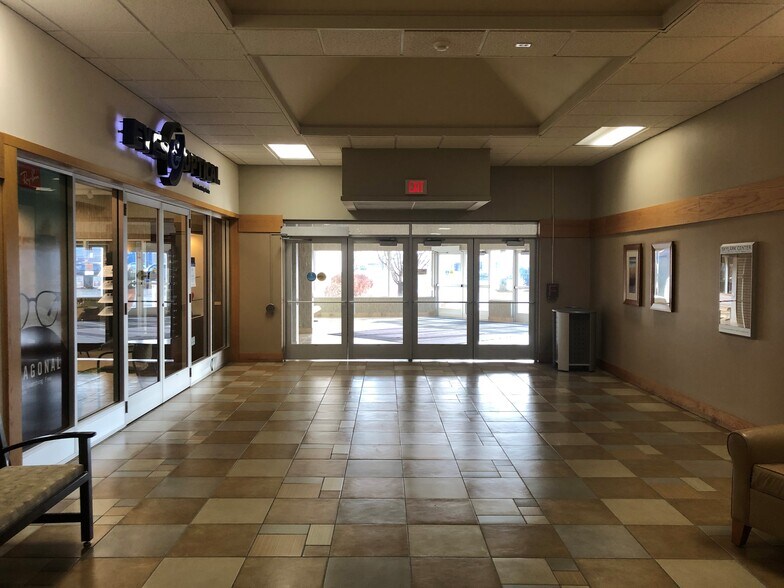 More Photos Of 1604 1st St S, Willmar Storefront For Sale