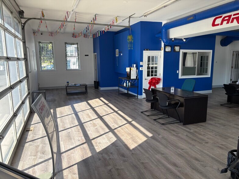 More Photos Of 3632-3652 N Cicero Ave, Chicago Showroom For Sale