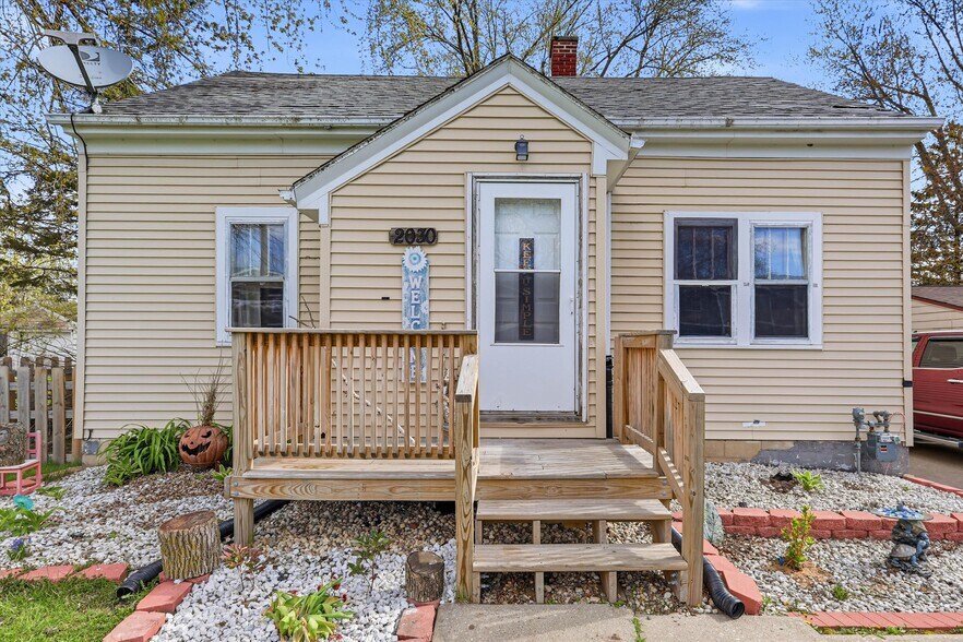 More Photos Of 2107 Velp Ave, Green Bay Freestanding For Sale