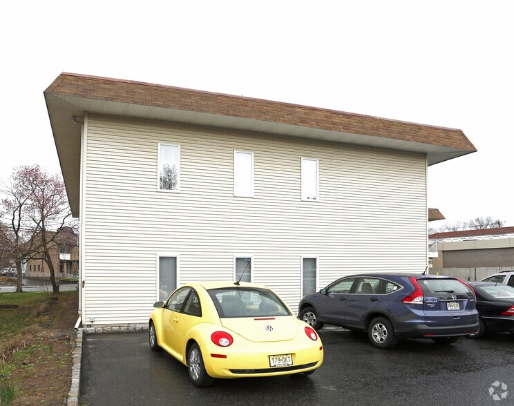 More Photos Of 17 Brant Ave, Clark Office For Lease