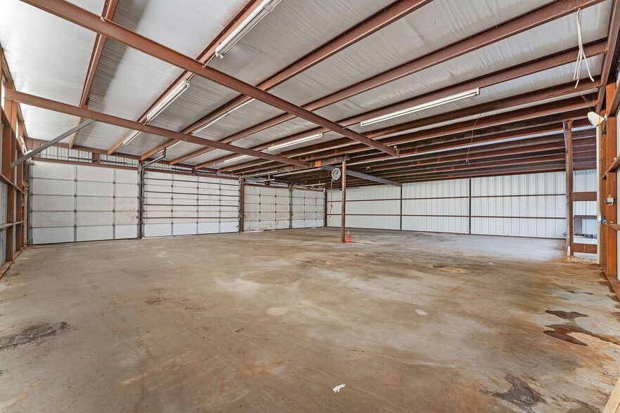 More Photos Of 107 N Danville St, Willis Showroom For Lease