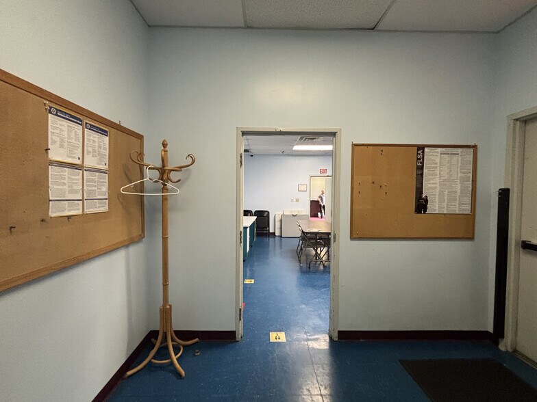 More Photos Of 1402 Hawthorne St, Bastrop Manufacturing For Lease