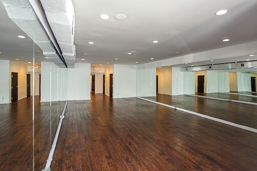 More Photos Of 1313 Edgewater Dr, Orlando Storefront For Lease