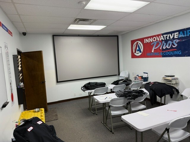 More Photos Of 123 S Date St, Jenks Warehouse For Lease