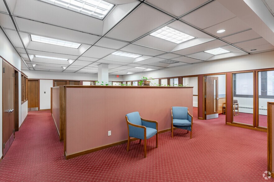 More Photos Of 216 W Madison St, Waukegan Office For Sale