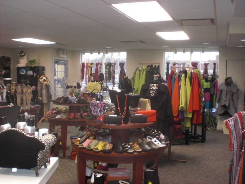 More Photos Of 121 Ghent Rd, Fairlawn Storefront Retail Office For Lease