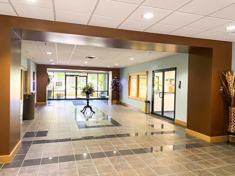More Photos Of 5111 Commerce Crossings Dr, Louisville Office For Lease