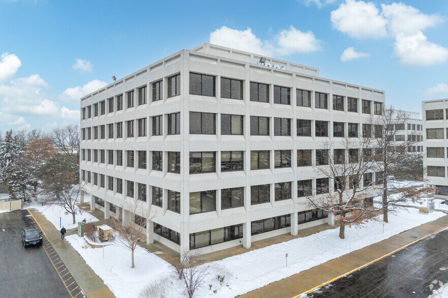 More Photos Of 1821 Walden Office Sq, Schaumburg Office For Lease