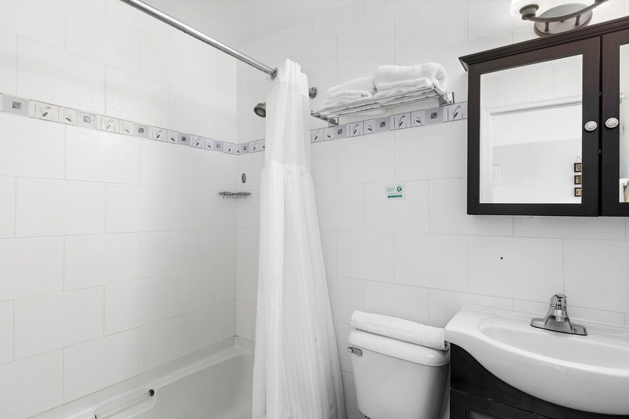 More Photos Of 72 Foster Ave, Hampton Bays Hotel For Sale