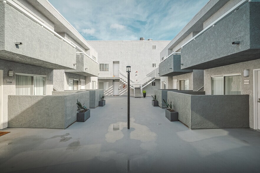 More Photos Of 4406 Cahuenga Blvd, Toluca Lake Apartments For Sale